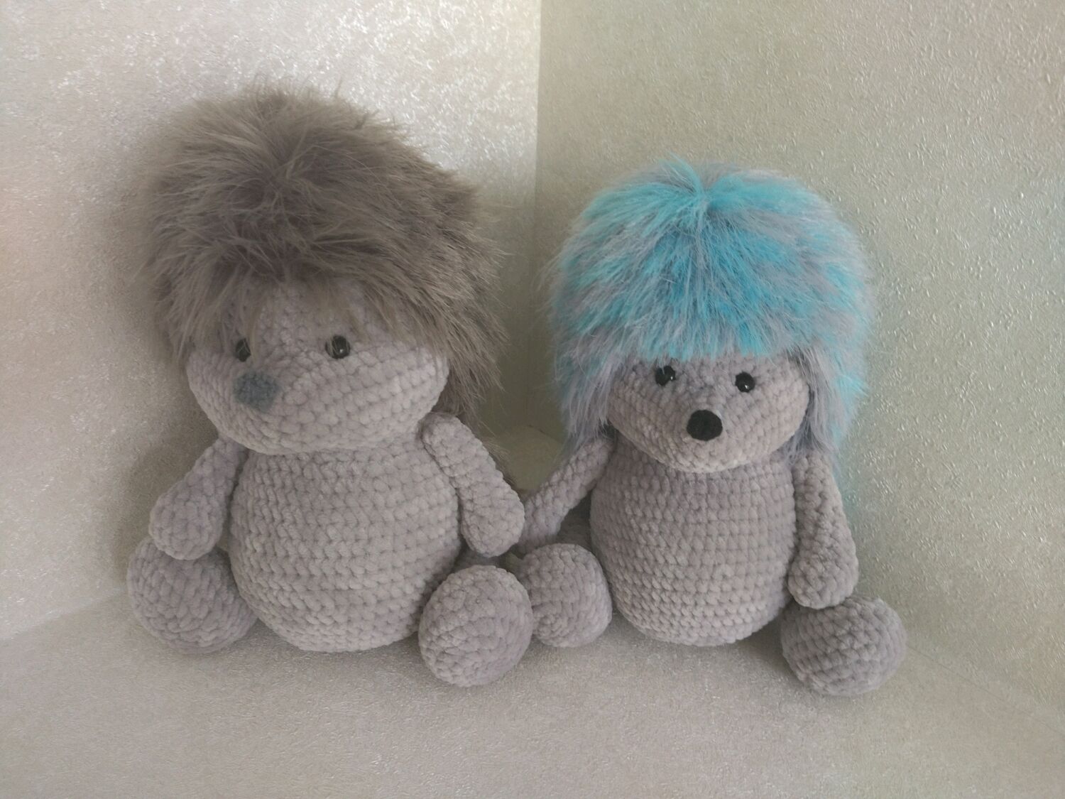 Игрушка ежик в шапочке акция. Ежик гарик. Игрушки вязаные плюшевые ежик. Ежик гарик. Вязаные игрушки из плюшевой пряжи ежик.