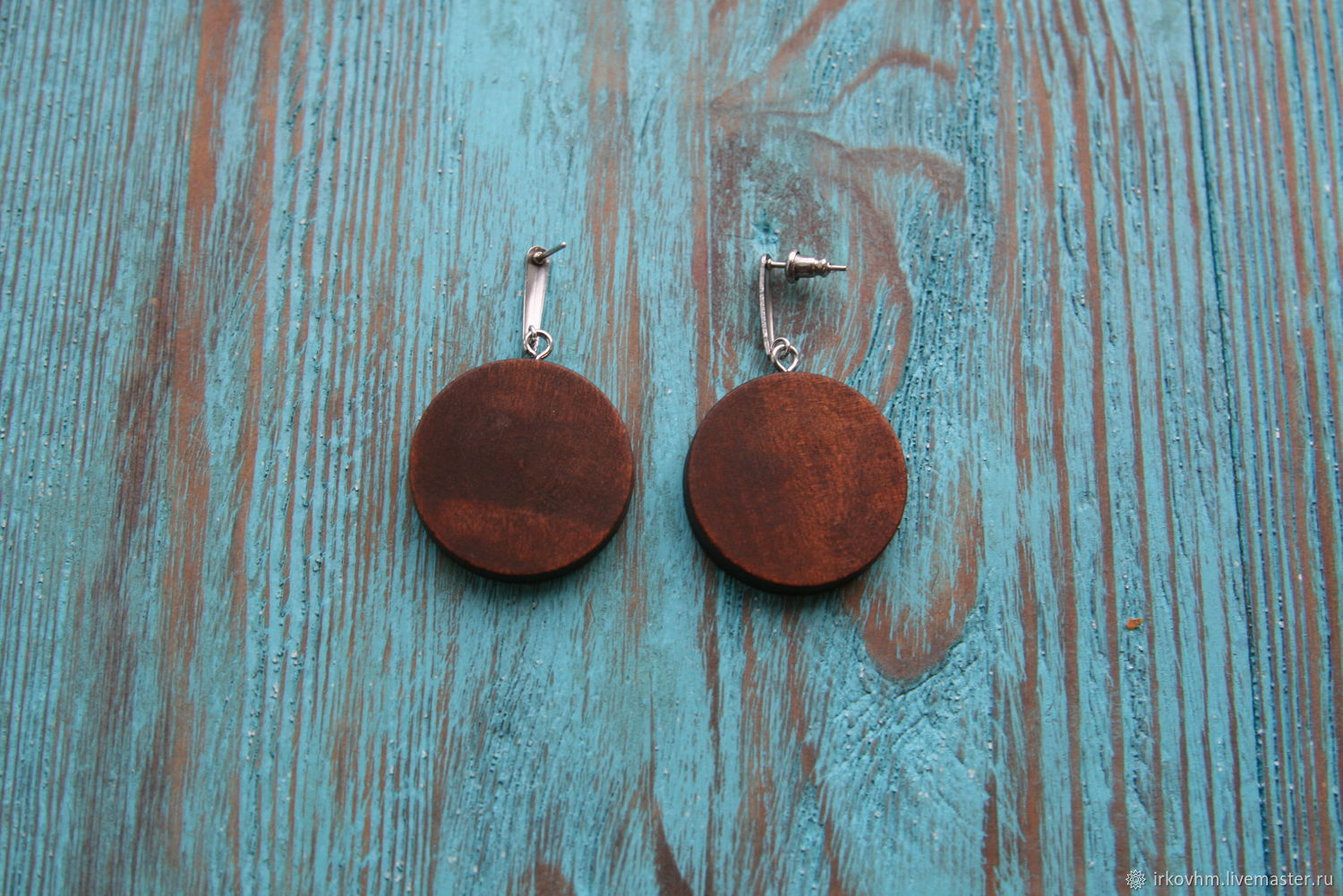 серьга бурый