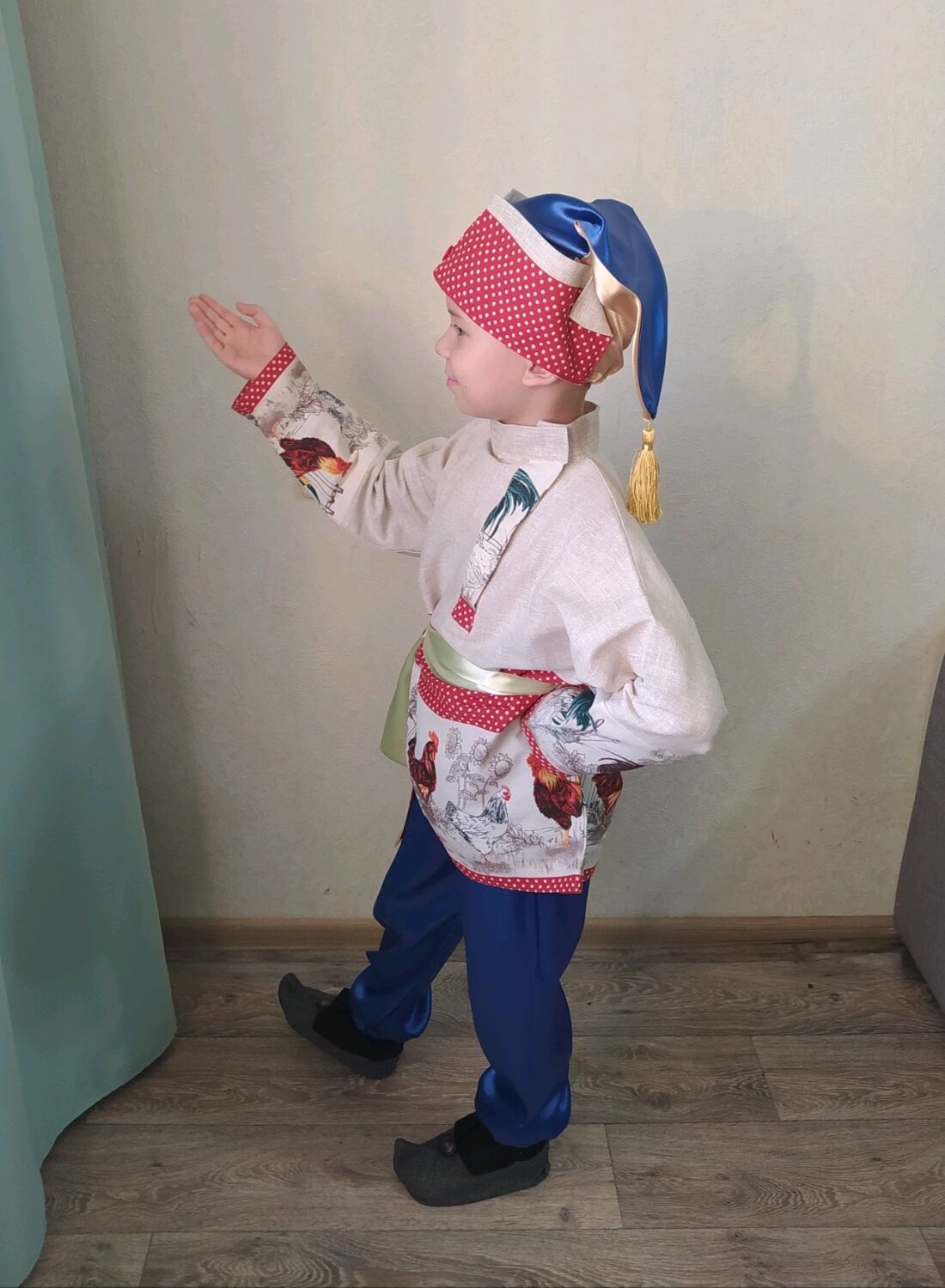 Как сделать костюм Петрушки для мальчика своими руками
