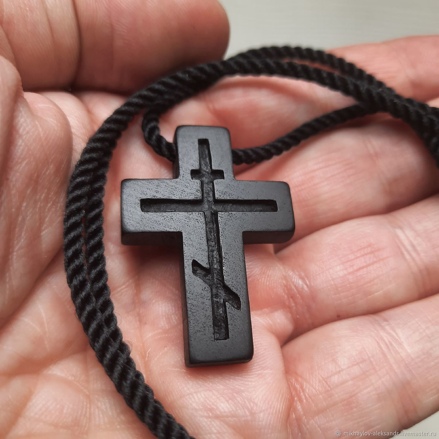 Какой крест считается более правильным — православный или католический четырехконечный?