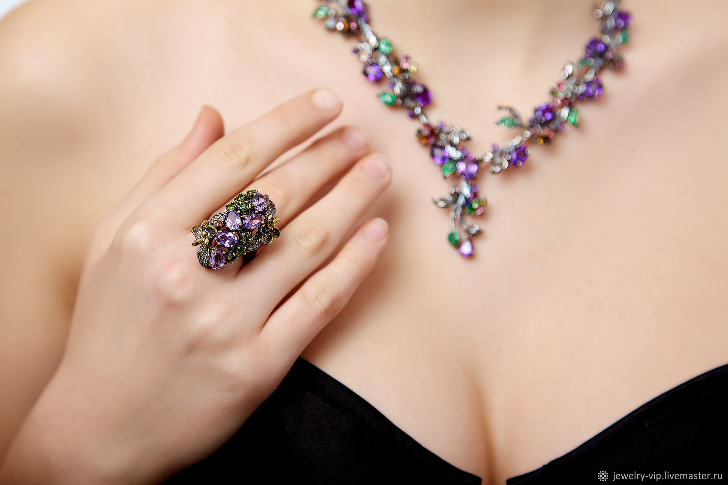 эксклюзивные золотые серьги. роскошные серьги. серьги с яшмой в мельхиоре.