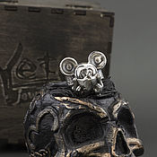 Женское безразмерное  кольцо  c черепом из серебра " Frida "