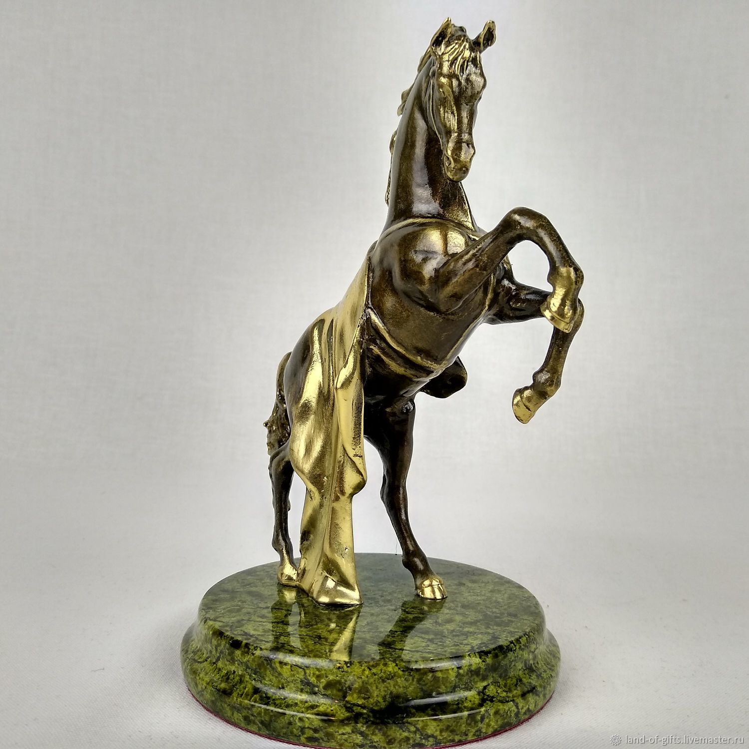 На коне статуэтка. Шотф Светогор статуэтка. Статуэтка литье. Статуэтка "конь". Статуэтка бронза конь.