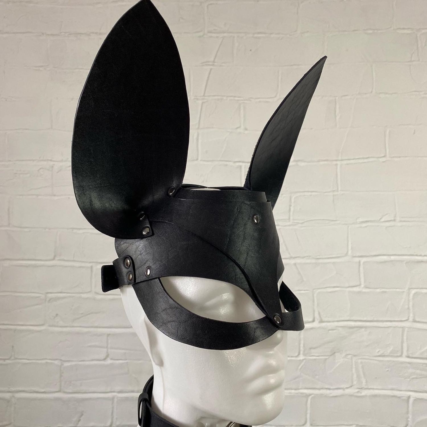 Зайцева маска. Маска зайца кожаная. Маска заяц. Маска зайчика из кожи. Кожаная маска зайца белая.