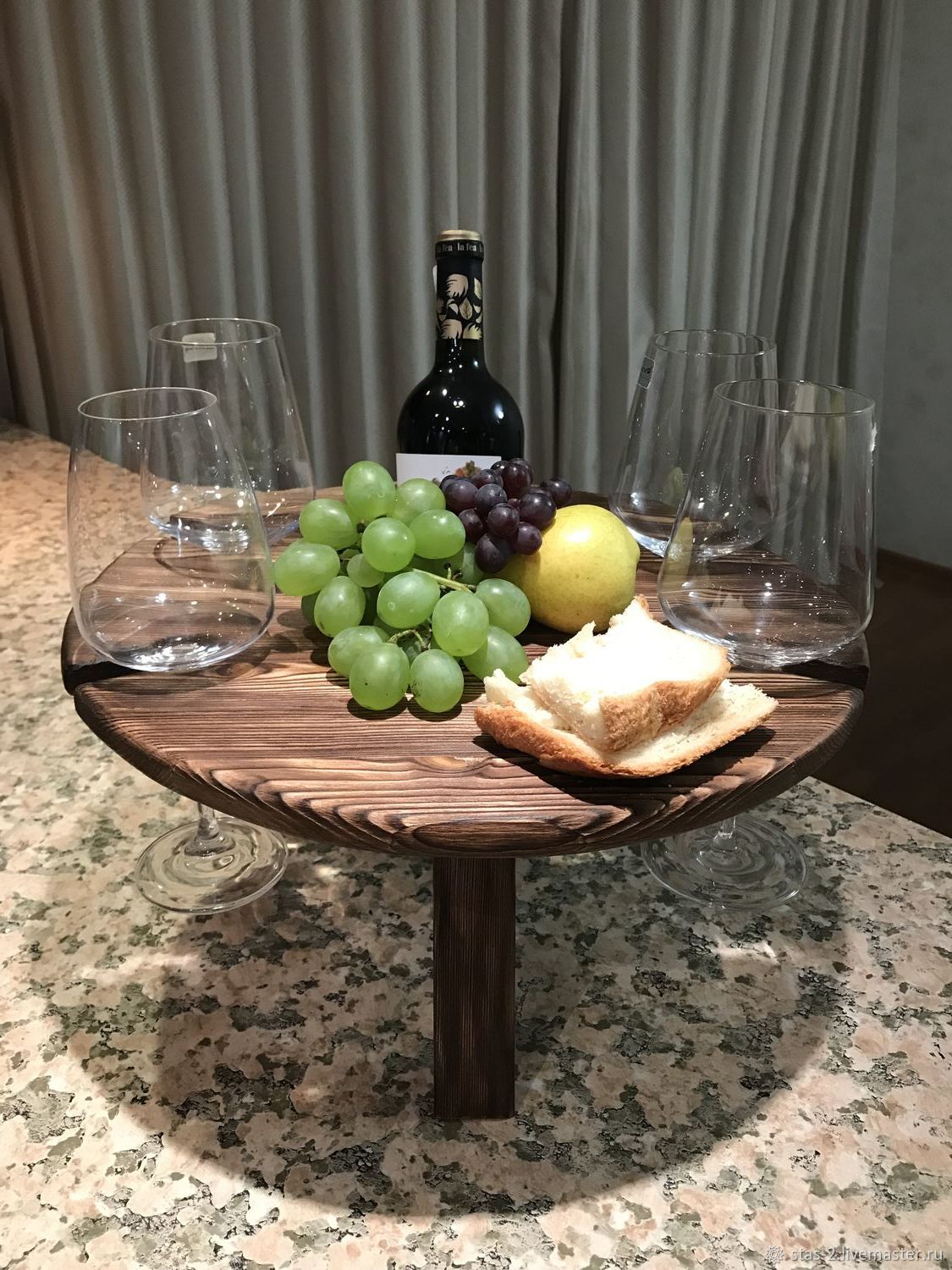 Столик для вина и закусок