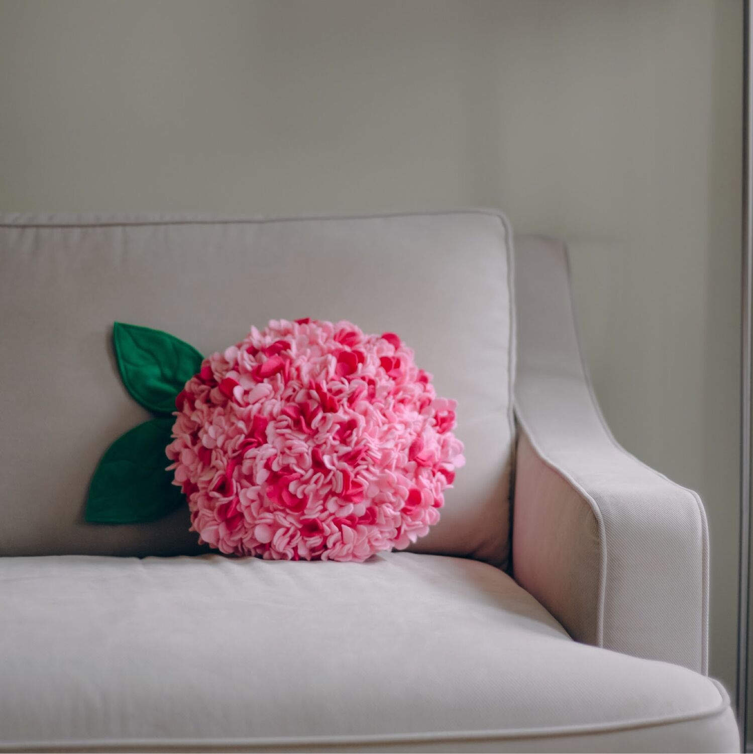 Розовая декоративная подушка гортензия, 3D подушка цветок винтернет-магазине Ярмарка Мастеров по цене 2975 ₽ – G1Q7DRU