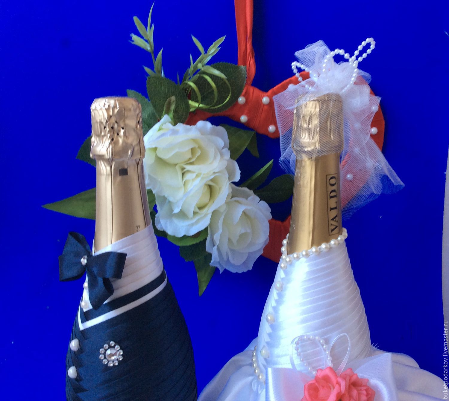 Шампанское невеста. Украшение бутылки шампанского. Свадебные бутылки шампанского. Бутылки шампанского жених и невеста. Декор шампанского на свадьбу.