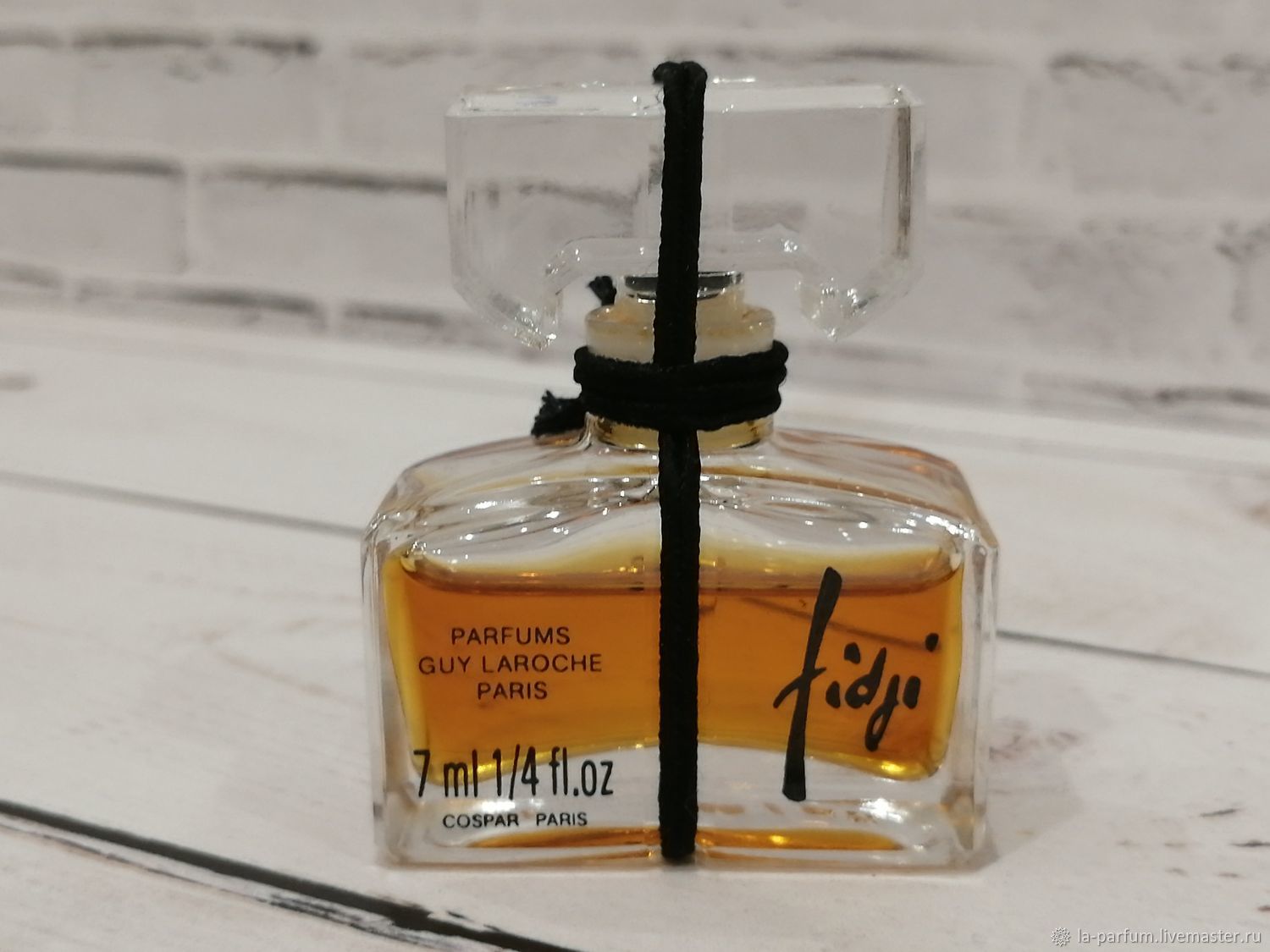 Духи 7 день. Fidji guy Laroche Parfum 28 ml Винтаж. Guy Laroche Fidji 14 мл. Guy Laroche Fidji Винтаж купить квадратный флакон духи. Formula of Fidji guy Laroche.