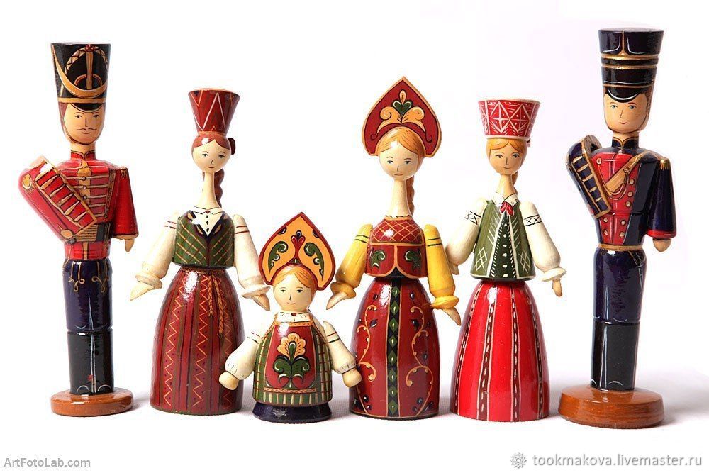 Деревянная кукла одна из первых игрушек. Расписные деревянные игрушки. Русские деревянные куклы. Расписные деревянные куклы. Деревянный солдатик игрушка.