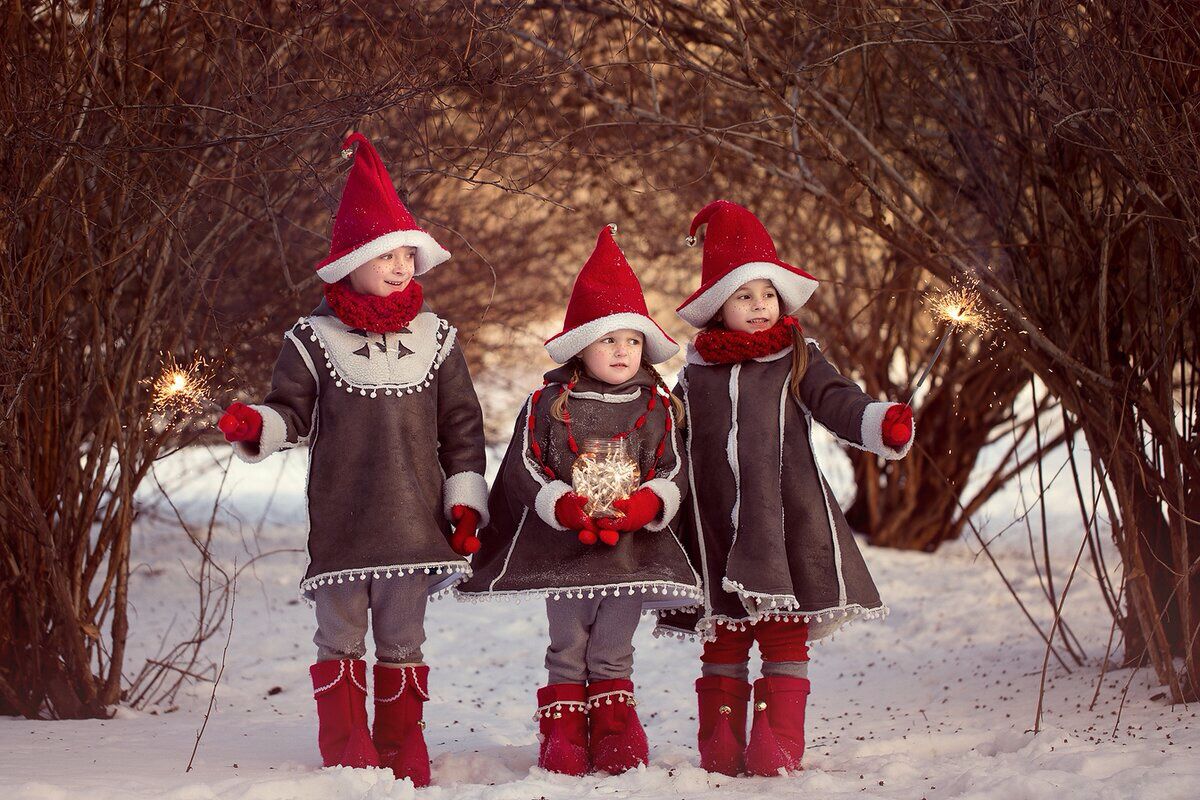 Новый год дети на улице. Уличный новогодний костюм. Детские новогодние фотосессии на улице. Новогодние костюмы для детей. Новогодняя детская фотосессия на улице.