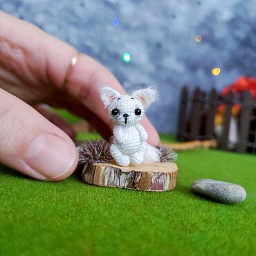 Куклы и игрушки ручной работы. Ярмарка Мастеров - ручная работа Миниатюрная вязаная игрушка Белая Лисичка  (2,5 см) | Микро амигуруми. Handmade.