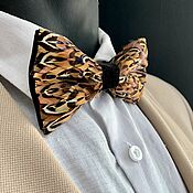 Белый галстук-бабочка с перьями цесарки и петуха