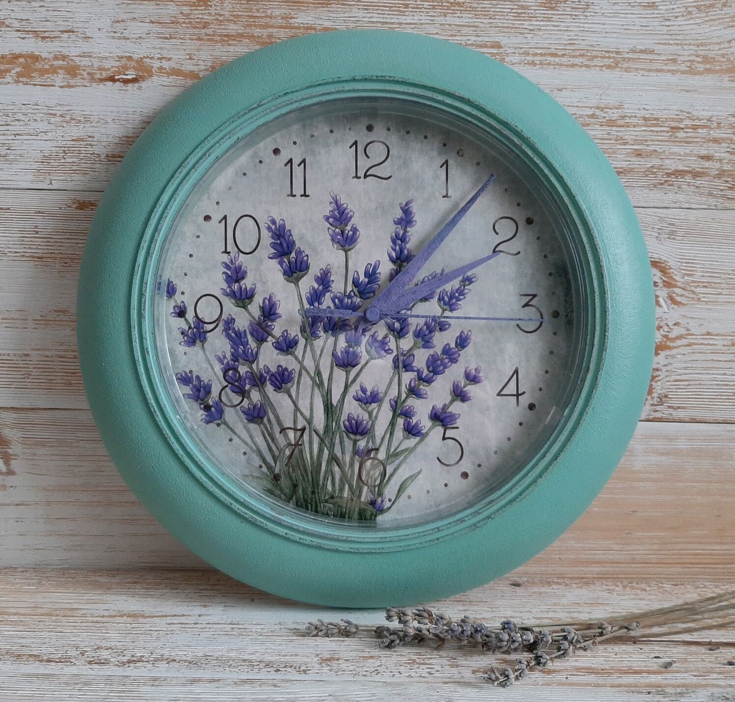 Часы из ботанического барельефа. Часы тарелка настенные. Роспись часов. Настенный декор прованс. Часы тарелка.