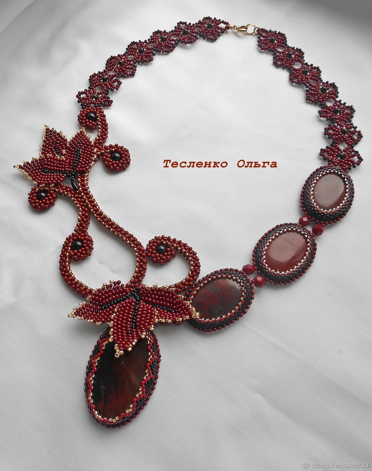 Ожерелье из красного бисера