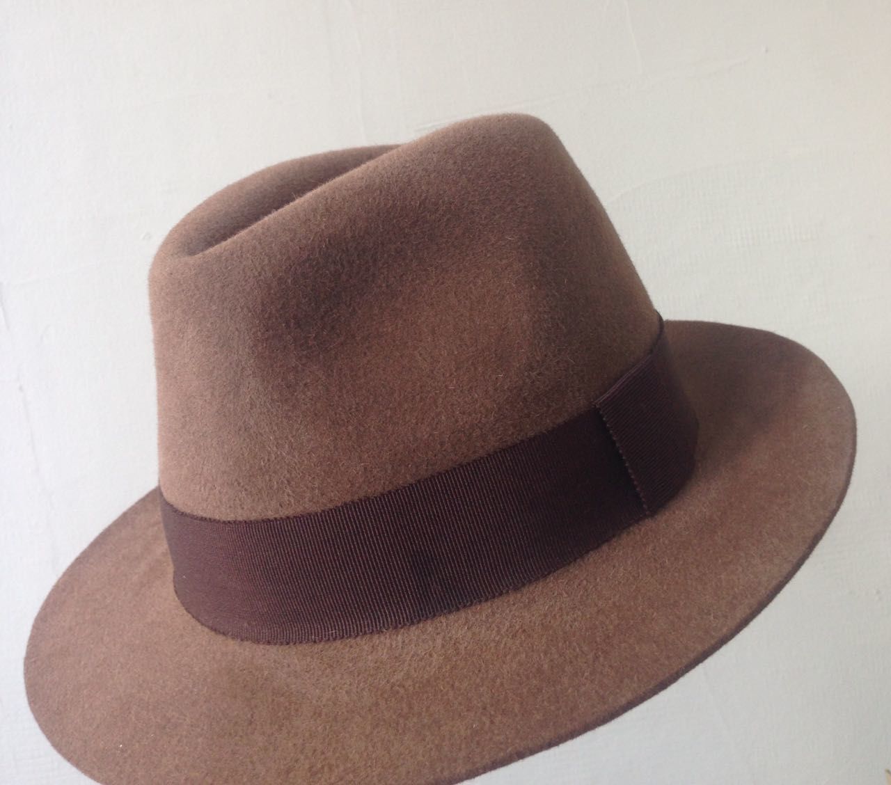 Шляпы продажа. Мужская шляпа Криспи. Eureka шляпа мужская. Фетровая шляпа Федора Бове. Мужчина в шляпе.