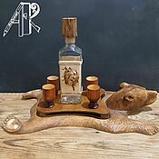 Для дома и интерьера handmade. Livemaster - original item A minibar with a serving board and a bottle with wooden glasses. Handmade.