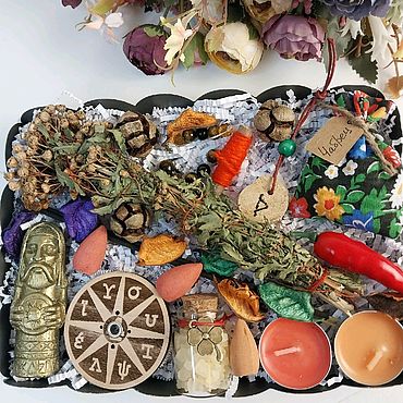 набор разных амулетов на столе