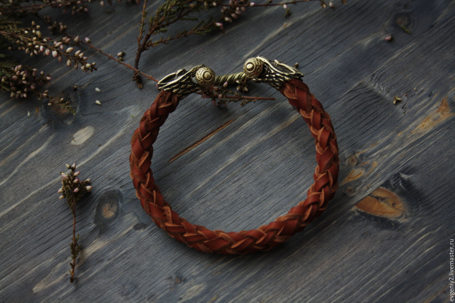 Кожаный плетенный браслет с бронзовыми волками