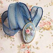 Брошь-кулон с вышивкой лентами Цветочное лето
