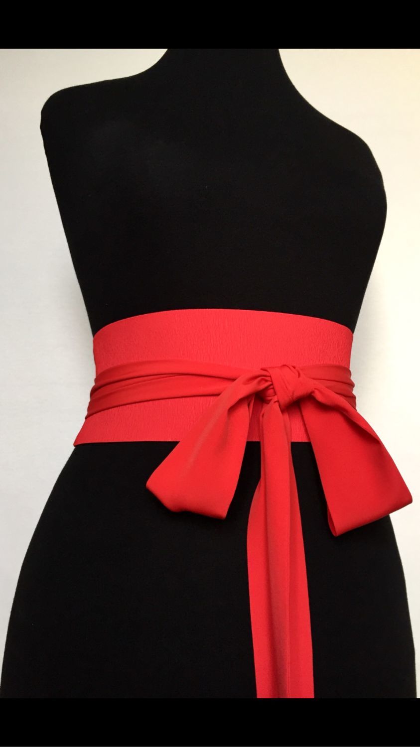 Красный пояс на черном платье
