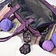 Черная сумка с  фиолетово -сиреневой отделкой получилась очень гармоничной.  Брелочки с кошачьими лапками делают  её  забавной и позитивной.