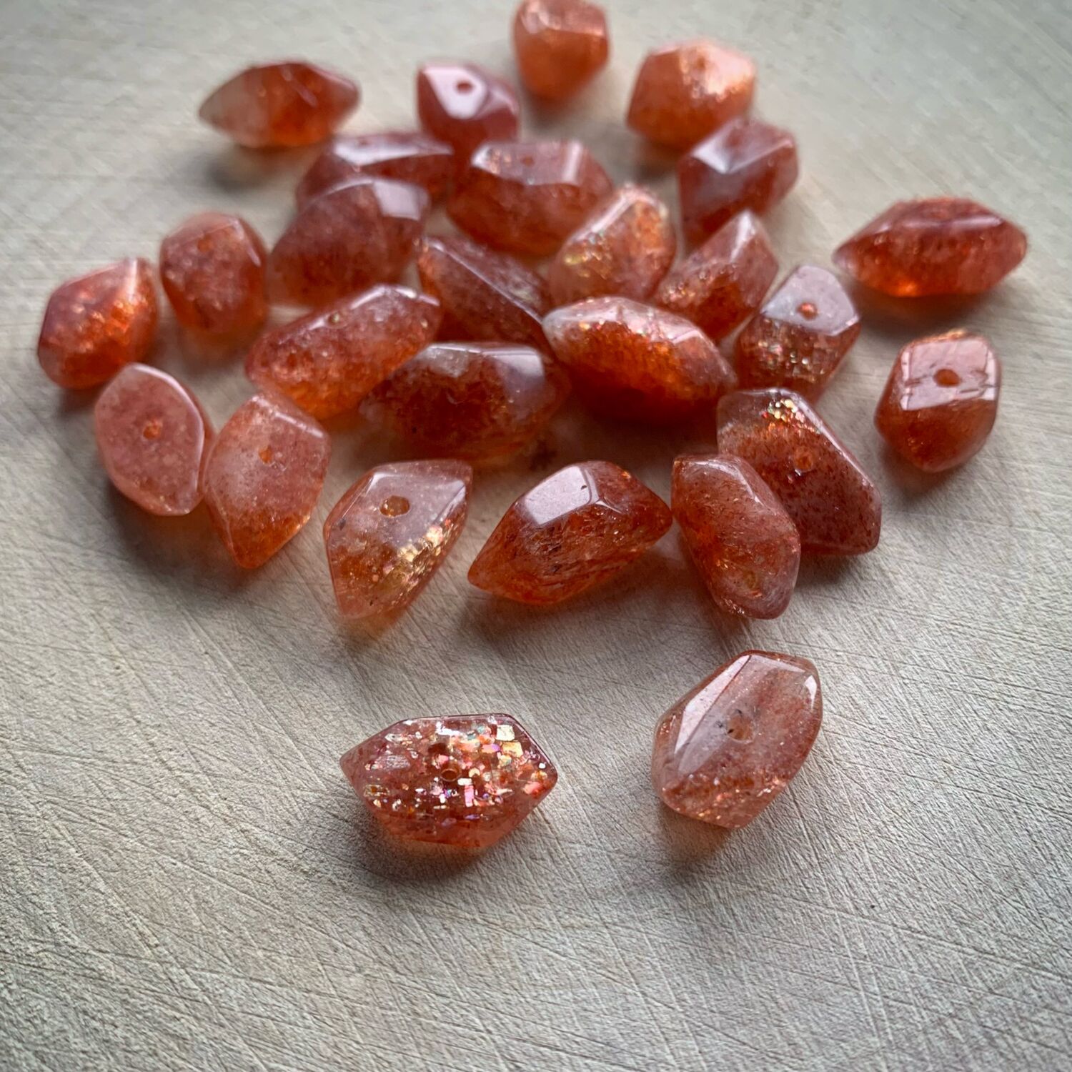 Солнечный камень (гелиолит) фантазийной огранки 9*14 мм купить в ...