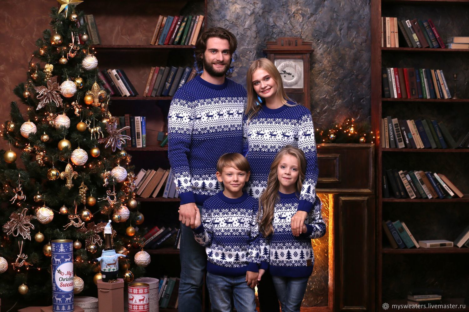 Кто эти люди в синих свитерах. Рождественские свитера для всей семьи. Свитера с оленями для всей семьи. Новогодняя фотосессия в свитерах. Новогодние свитера с оленями для всей семьи.