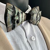 Комплект галстук-бабочка и бутоньерка с перьями фазана и гуся
