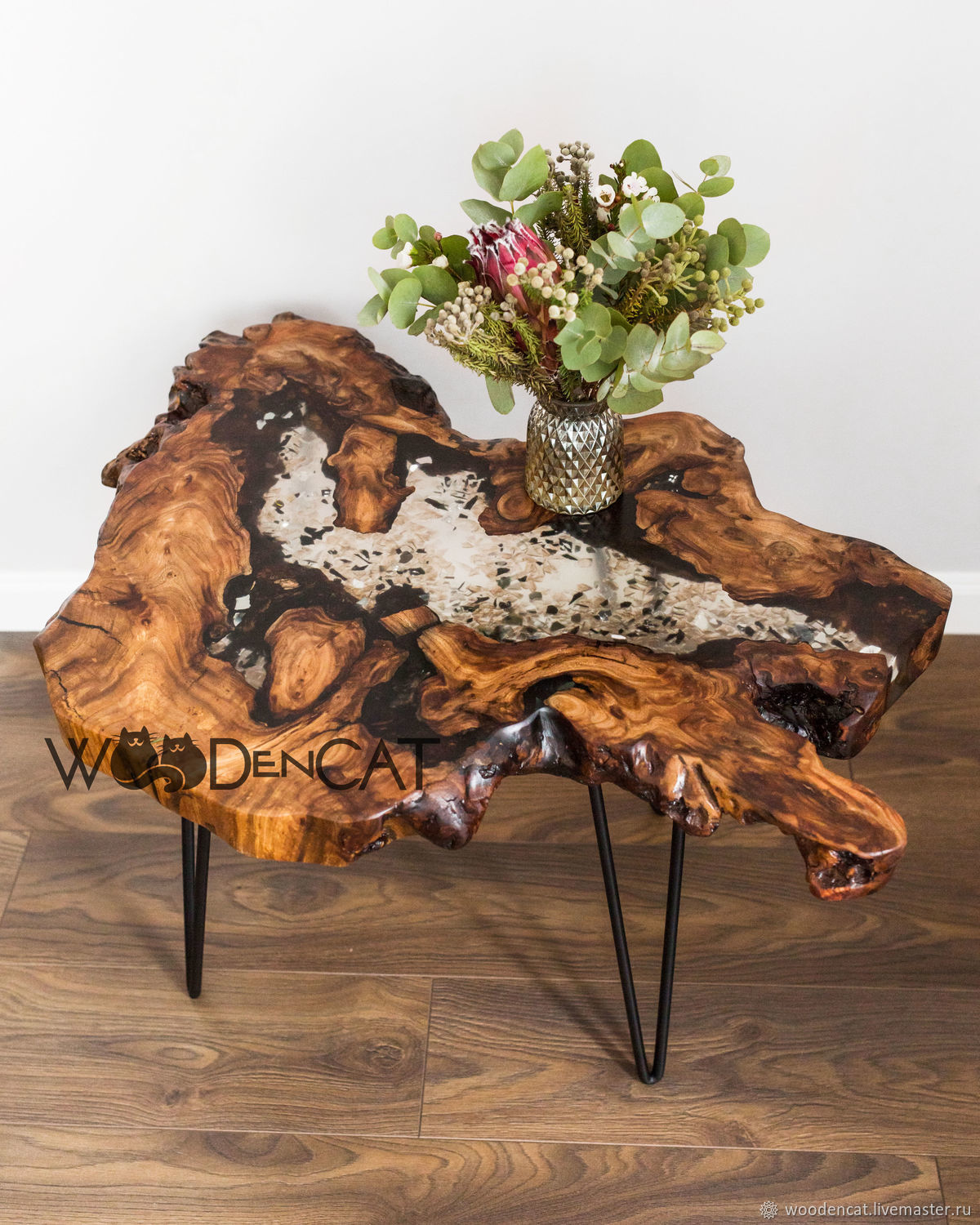 стол с ножкой из ствола дерева