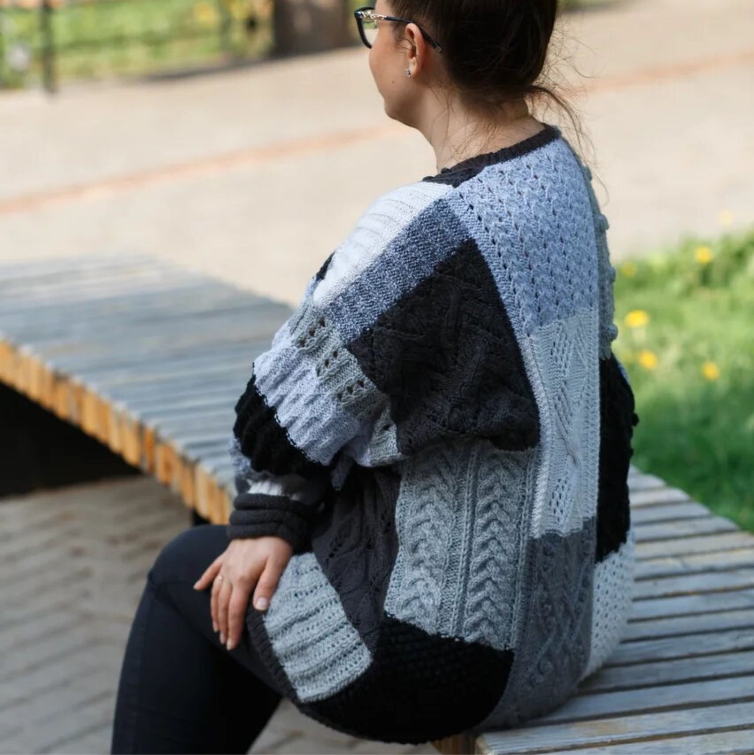 Черно-белый пуловер с жаккардовым узором (Вязание спицами)