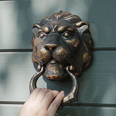 Таблички для сада ручной работы. Ярмарка Мастеров - ручная работа Лев - ручка - стучалка на дверь , резьба по дереву. Handmade.