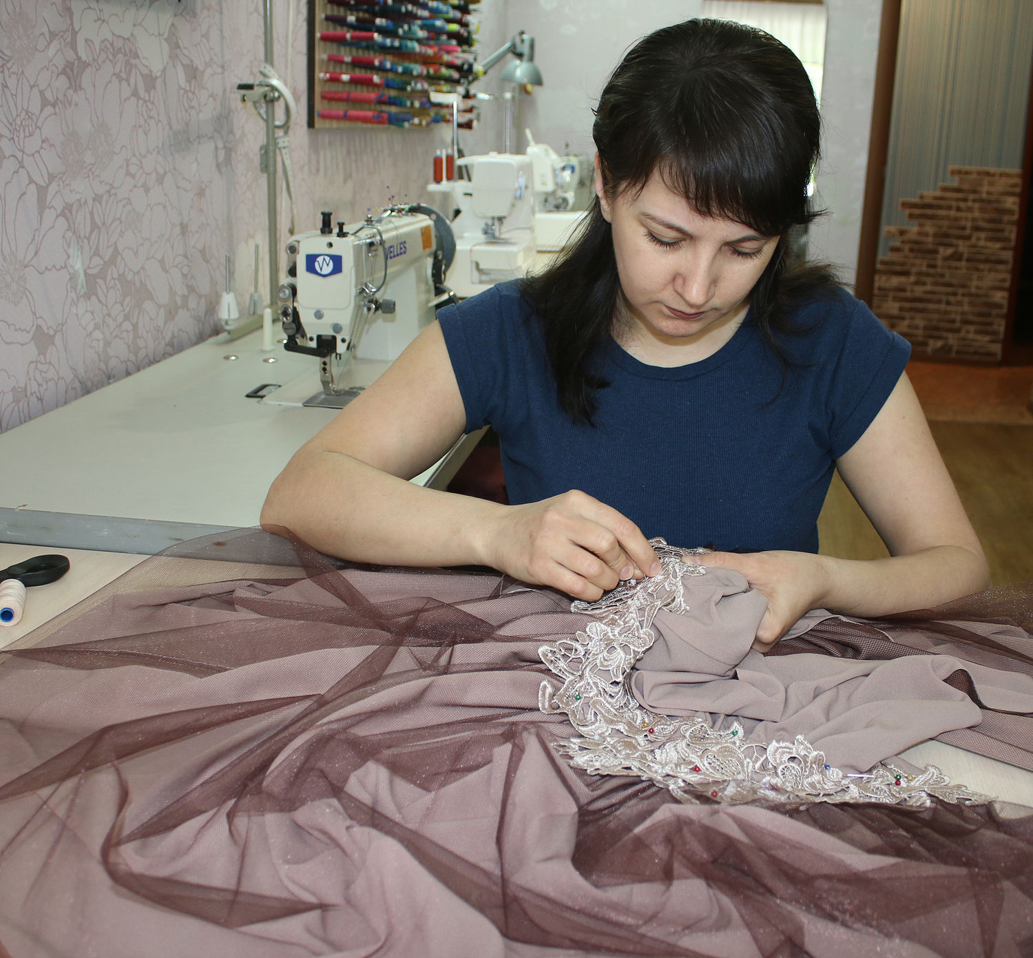 Декорирую лиф платья.