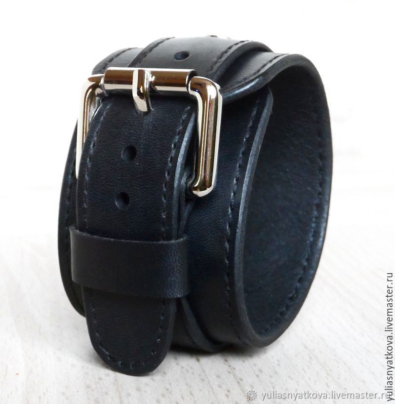 Черный кожаный браслет с массивной пряжкой