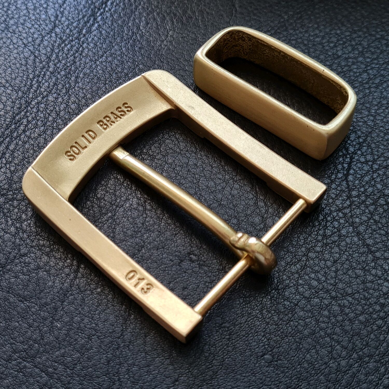 Комплект для ремня Л61. Пряжка + тренчик. Латунь. 40 мм в месте крепле ...