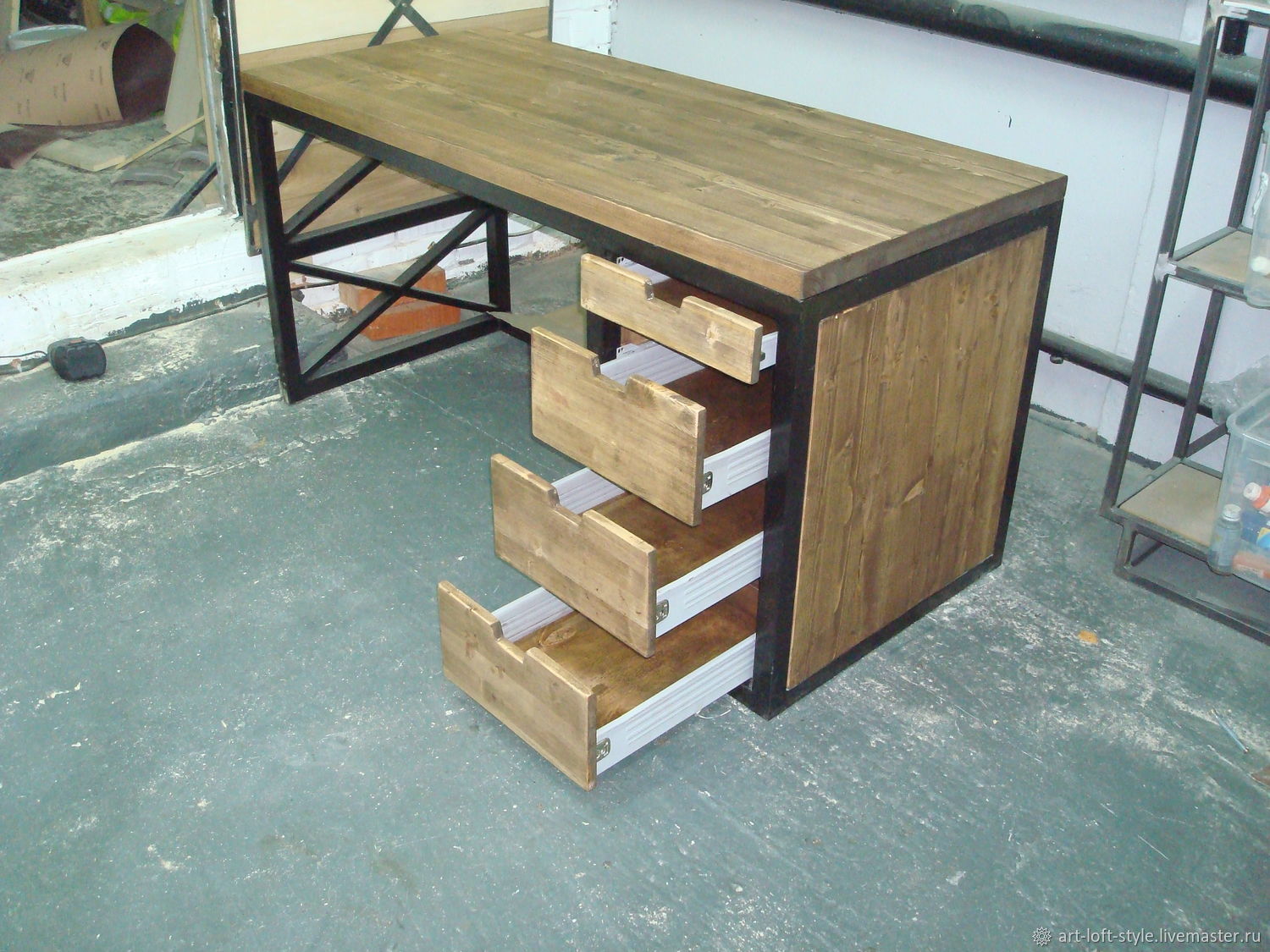 Стильный стол в кабинет