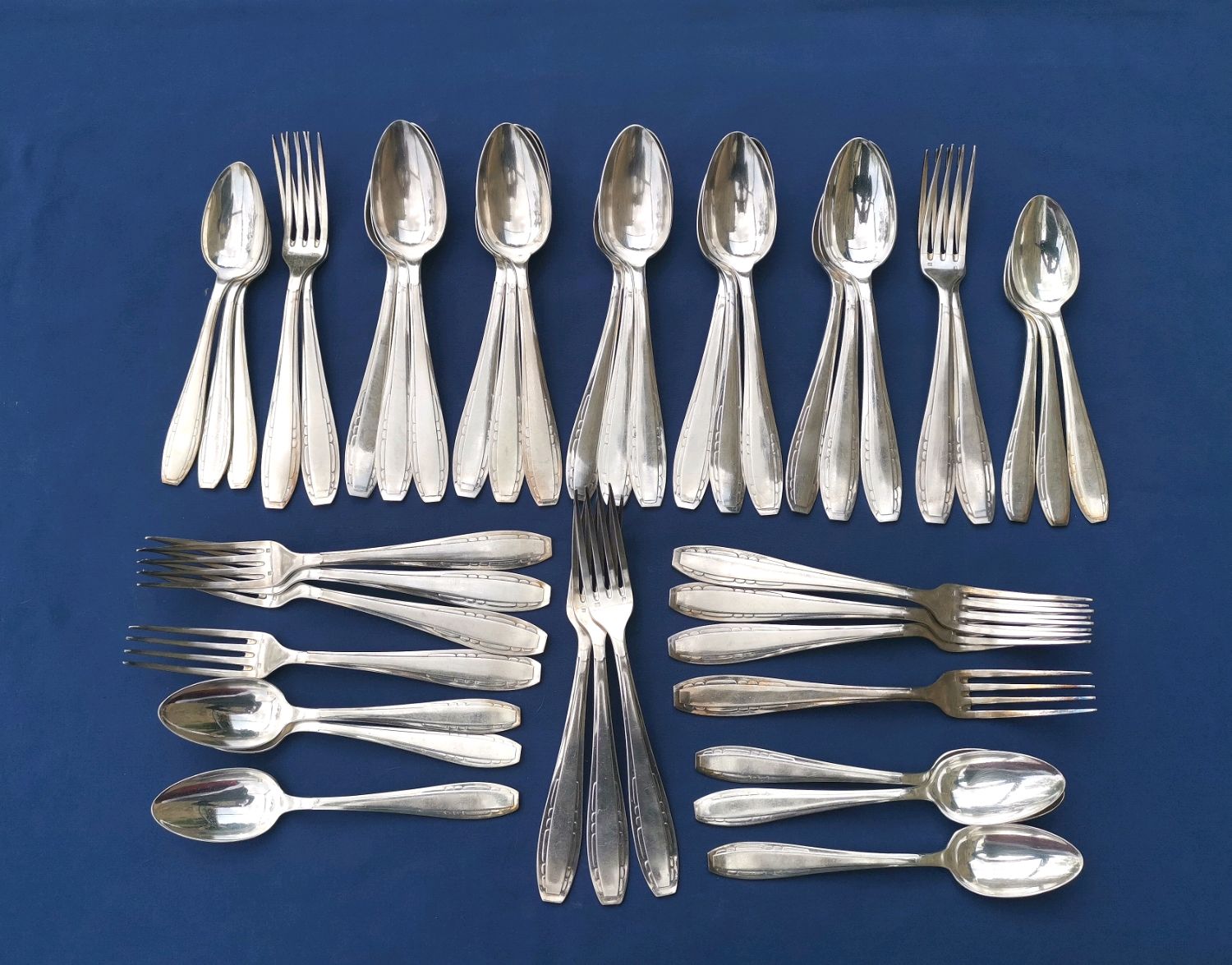 Винтажные столовые приборы. Столовые приборы винтаж. Антикварные приборы астория. Винтажные вилки. Необычные столовые приборы.