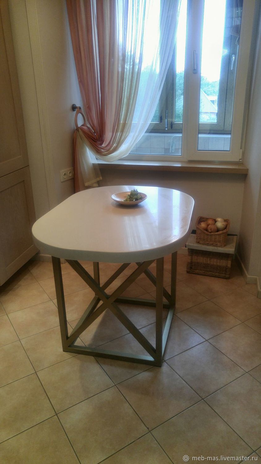 Кухонный стол с двумя дверцами