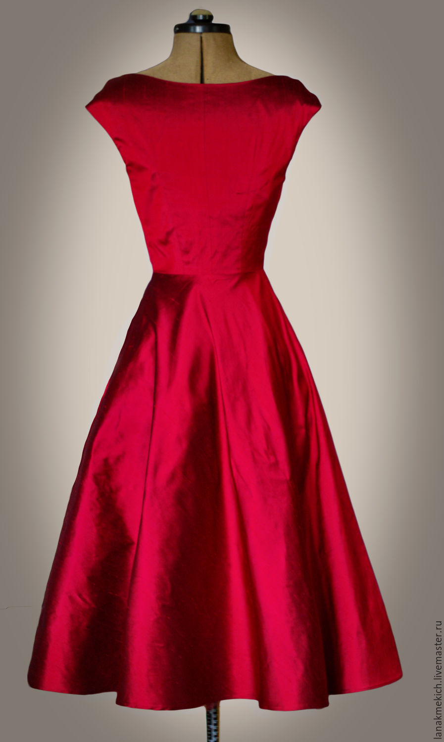 Платье из красной тафты
