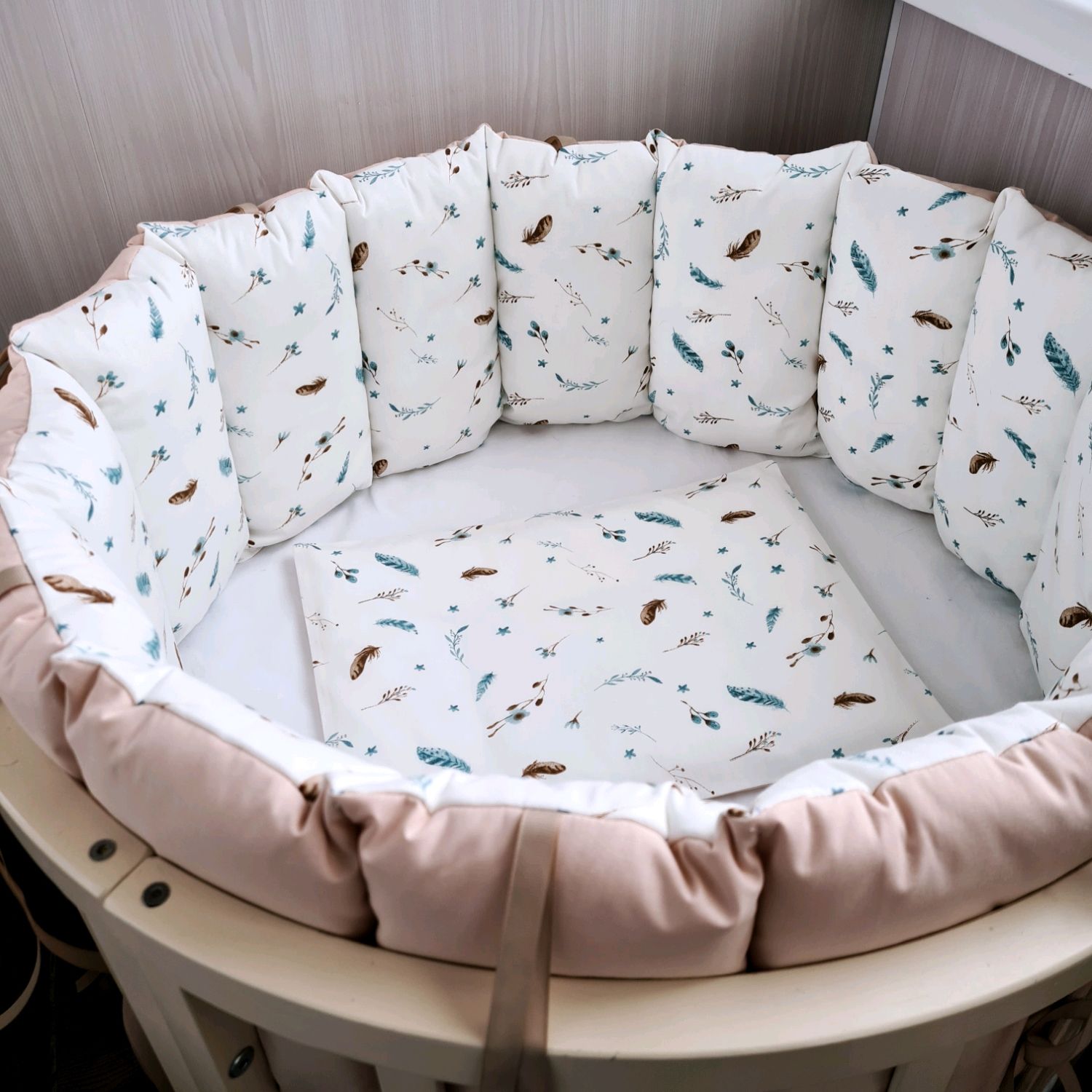 Круглая кровать с бортиками подушками