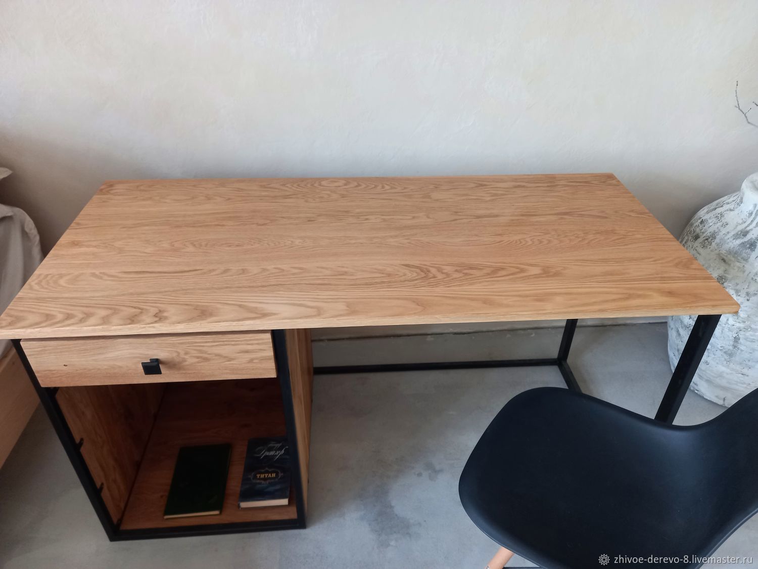 Громадный письменный стол с трудом внесенный в комнату