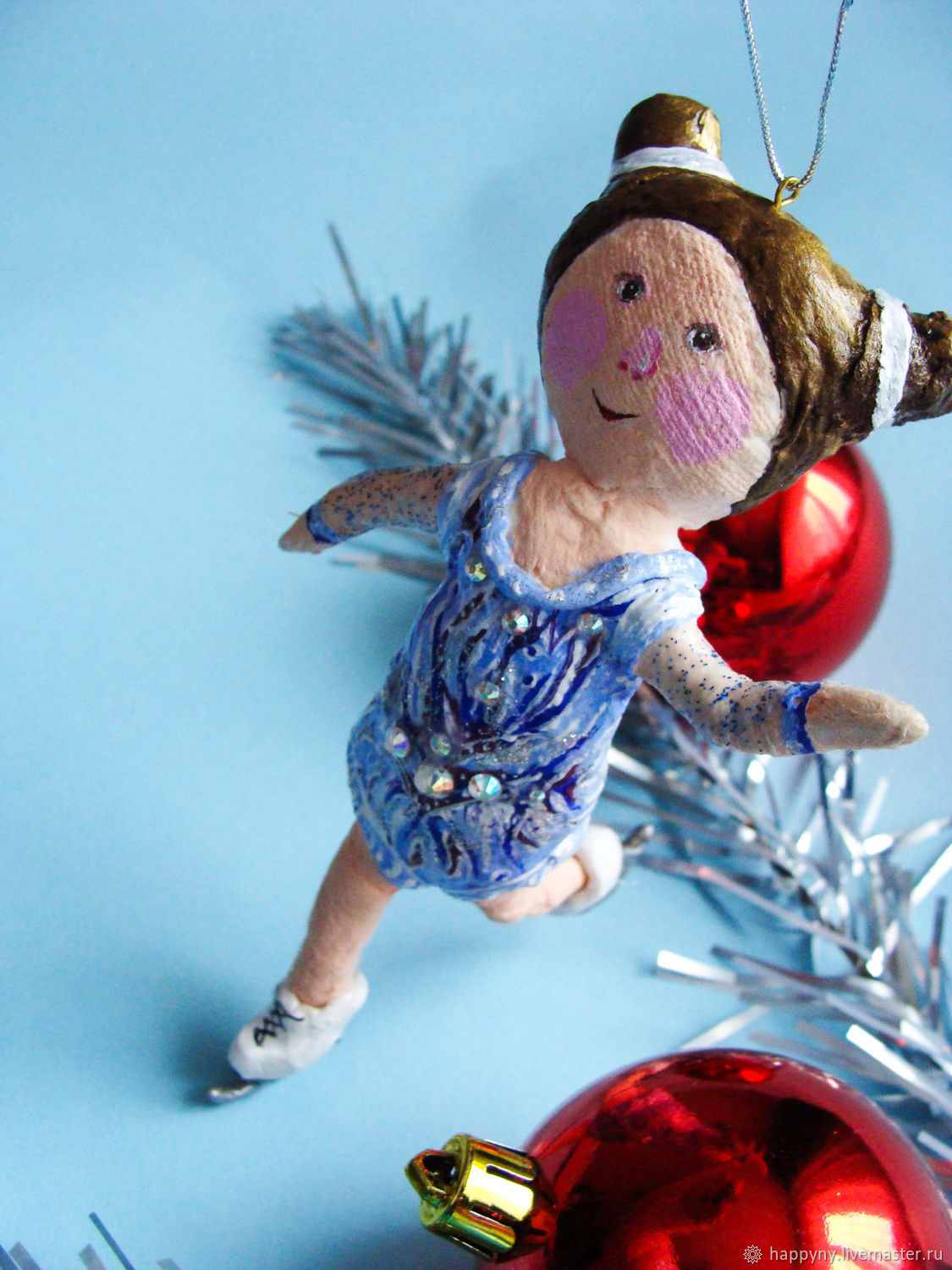 Елочная игрушка фигуристка. Елочная игрушка фигурист. Текстильная кукла фигуристка. Игрушки фигуристы. Елочная игрушка коньки.