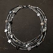A chain bracelet with a white baroque pearl