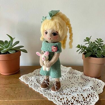 Кукла Анечка с зайчиком, фетр, 20 см. . Куклы и игрушки ручной работы - Ярмарка Мастеров Куклы и игрушки ручной работы. Ярмарка Мастеров - ручная работа Кукла Анечка с зайчиком, фетр, 20 см. Handmade.