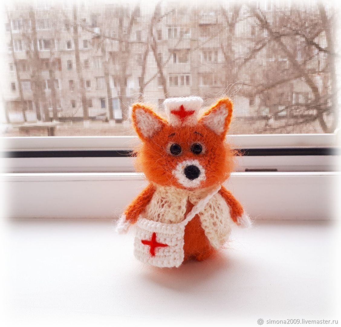 лисичка медсестричка. интимный костюм медсестры. лиса сувенир. лисичка с подарком. лисичка медсестричка.