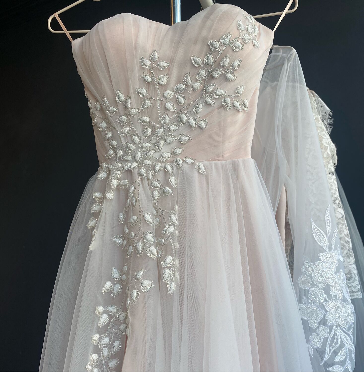 Платье корсетное миди со съёмными рукавчиками, разрезом и кружевом ...