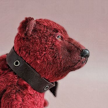 Куклы и игрушки ручной работы. Ярмарка Мастеров - ручная работа Мишки Тедди: бордовый мишка из винтажного плюша в кожаном ошейнике. Handmade.