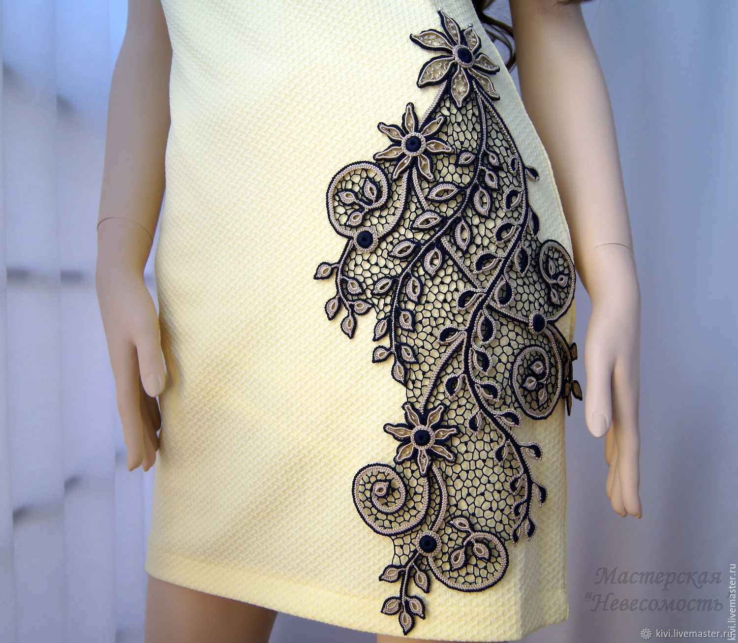 Платье декорированное кружевом