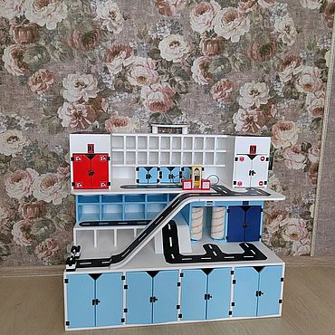 Куклы и игрушки ручной работы. Ярмарка Мастеров - ручная работа Парковка для машинок с дополнительным рядом ячеек. Handmade.