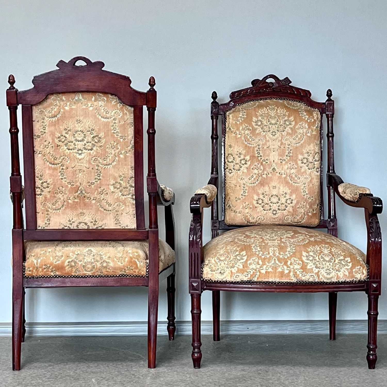 Кресло в старинном стиле