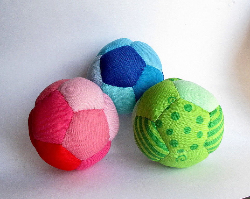 Небольшой легкий шарик. Хотьковский тряпичный мячик. Мяч из ткани. Тканевые мячики. Мячик мягкий для детей.